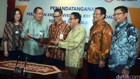 Direktur Corporate Banking Bank Mandiri Royke Tumilaar (dua dari kiri), Direktur utama Semen Indonesia Rizkan Chandra (tiga dari kiri), Direktur Utama Semen Gresik, Sunardi Prionomurti (empat dari kiri) saat penandatangan MoU di Jakarta, Jumat (10/06/2016).