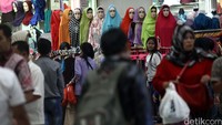 Berbagai busana muslim-muslimah serta jilbab diserbu pembeli.
