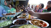 Sebanyak 31 sampel makanan diambil untuk diuji seperti, kerupuk, asinan, dan es campur.