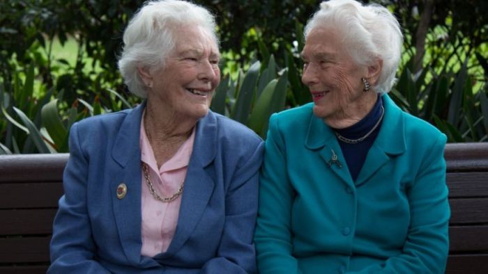 Nenek Kembar Ini Masih Bertukar Surat dengan Sahabat Pena Selama 80 Tahun