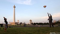 Seorang anak bermain layang-layang.