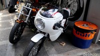 Triumph Thruxton 900 CC limited edition bernama Kotaro milik Dian bersama motor lainnya.