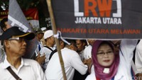 Mereka menolak segala bentuk keputusan Ahok dalam mengelola RT dan RW yang ada di DKI Jakarta.