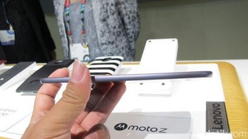 Keistimewaannya, ponsel dengan layar Quad HD Amoled tersebut bisa dipasangkan dengan beragam aksesoris yang dinamakan MotoMods. Seperti pada gambar di atas yang merupakan MotoMods dari JBL untuk speaker luar yang nendang.  Foto: detikINET/AN Uyung Pramudiarja