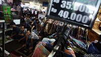 Umat muslim melakukan ibadah salat jumat di selasar pertokoan Tanah Abang, Jakarta Pusat, Jumat (10/06/2016).