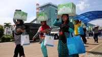 Warga Lontar membawa pulang bingkisan Ramadan dari PLN. Sebanyak 1.000 bingkisan diserahkan ke PLN pada acara tersebut.