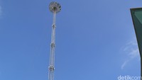 Jika malam hari, di ujung menara yang berbentuk seperti UFO akan berpendar ke seluruh Yogya. Mandiri ART|JOG|9 berlangsung hingga 27 Juni.