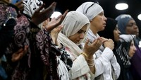 Para pelayat berdoa untuk Muhammad Ali. Lucy Nicholson/Reuters/detikFoto.
