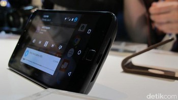 Bentang layar Moto Z sebesar 5,5 ich QHD dengan teknologi Super AMOLED. Foto: detikINET/AN Uyung Pramudiarja