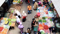Pengunjung lalu lalang untuk berbelanja di Pasar Kramat Jati.