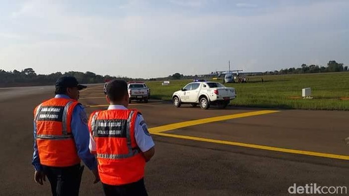 Pesawat TNI AU tergelincir di Bandara Hang Nadim, Batam, Jumat 10 Juni 2016