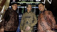 Jajaran direksi dan komisaris PT Bumi Sepong Damai Tbk (BSDE) didampingi Direktur PT Bursa Efek Indonesia (BEI), Alvino Kianjaya, saat membuka bursa perdagangan IDX di Bursa Efek Indonesia, Jakarta, Jumat (10/6).