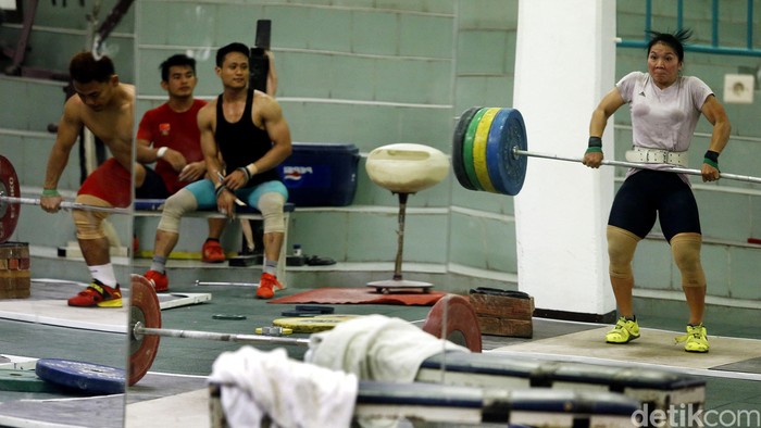 Atlet pelatnas angkat besi tetap berlatih meski di bulan Ramadan. Mereka berlatih di Pemusatan Latihan Nasional (Pelatnas), SUGBK Senayan, Jakarta.
