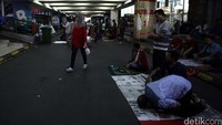 Kejadian ini terjadi karena masjid di pasar Tanah Abang membludak. 
