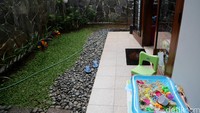 Halaman belakang tempat biasa Omesh dan Embun bermain pasir.