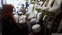 Harga yang miring membuat pasar ini ramai pengunjung.