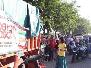 Warga ini Antre Operasi Pasar di Porong Sejak Sahur