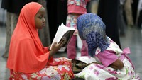 Anak-anak juga ikut mendoakan Muhammad Ali. Lucy Nicholson/Reuters/detikFoto.