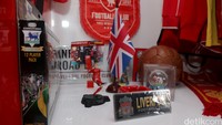 Koleksi aneka macam pernak-pernik Liverpool.