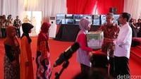 Presiden Jokowi didampingi Dirut PLN Sofyan Basir menyerahkan secara simbolis 1.000 paket Ramadan dari PLN kepada warga Lontar.