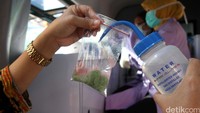Petugas memperlihatkan sampling makanan takjil yang duji.