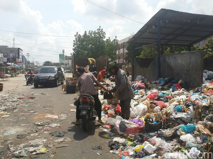 Horor Sampah di Pekanbaru Berlanjut, Sampah Masih Sesaki Jalan Utama