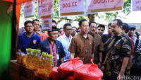 Lembong berkeliling pasar untuk meninjau harga pangan.
