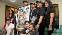 Selain itu adapula perilisan poster resmi film yang disutradarai oleh Anggi Umbara tersebut.