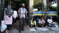 Jemaah tampak ada yang menggunakan koran sebagai pengganti sajadah.