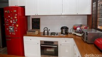 Dapur didominasi rak kayu dan warna putih serta merah.