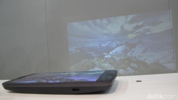 Selain Moto Z, motorola juga merilis Moto Z Force, perbedaan mencolok terletak di bagian kamera yang berbekal kamera belakang 21 MP. Dan lebih tebal ketimbang Moto Z. Foto: detikINET/AN Uyung Pramudiarja