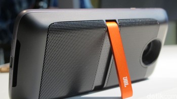 Desain Moto Z dibalut dengan bodi bermaterialkan aircraft-grade aluminum dan stainless steel. Foto: detikINET/AN Uyung Pramudiarja