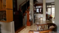 Saat masuk ke dalam, terdapat ruang tamu yang menyambung dengan ruang tengah.