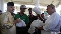 Ketua Umum DPP PAN Zulkifli Hasan didampingi Ketua Fraksi PAN Mulfahri Harahap membagikan sembako kepada tukang becak di terminal Pangandaran.