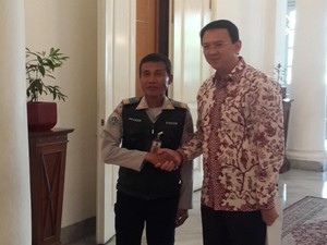 Ahok Bertemu Iskandar Petugas Dishub Pemungut Paku, Ucapkan Terima Kasih