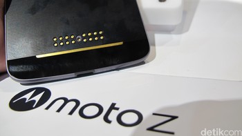 MotoMods yang diperkenalkan dalam TechWorld 2016 berupa speaker JBL. Pemasangannya tinggal snap-on alias ditempelkan begitu saja, dan aksesoris tersebut akan menempel secara magnetik. Penghubungnya adalah 16 pin yang ada di belakang ponsel Moto Z. Foto: AN Uyung Pramudiarja/detikINET