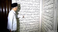 Ada Alquran raksasa di Masjid Jami Aulia, Pekalongan, Jawa Tengah berukuran 1,5 x 2 meter. Untuk membukanya, dibutuhkan dua orang dewasa. Terbuat dari kain kanvas dan tripleks tebal dengan menggunakan kayu Kalimantan. (Robby Bernardi/detikcom)