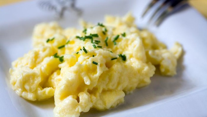 Kalau kamu pernah dengar telur tidak baik untuk kesehatan jantung, hal tersebut keliru. Studi membuktikan bahwa telur justru bisa melindungi jantung. Foto: iStock Kalau kamu pernah dengar telur tidak baik untuk kesehatan jantung, hal tersebut keliru. Studi membuktikan bahwa telur justru bisa melindungi jantung. Foto: iStock