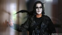 The Crow salah satu action figure koleksi miliknya.
