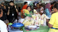 Petugas mengambil sampel makanan.