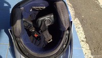 Helm adalah salah satu benda yang masuk daftar barang personal. Helm bisa jadi sarana bertukaran jamur dan bahkan kutu. (Foto: Angling Adhitya P/detikcom)