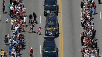 Peti jenazah Muhammad Ali dibawa keliling kota Louisville sebelum dimakamkan. Sedikitnya ada 17 kendaraan dalam iring-iringan yang mengawal peti jenazah Ali. Adrees Latif/Reuters/detikFoto.