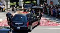 Setibanya di Cave Hill, iring-iringan mobil jenazah Ali disambut lautan kelopak bunga yang sengaja disebar di pintu masuk kompleks pemakaman. John Sommers II/Reuters/detikFoto.