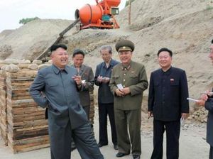 Saat Kim Jong Un Santai Merokok di Tengah Kampanye Antirokok di Korut