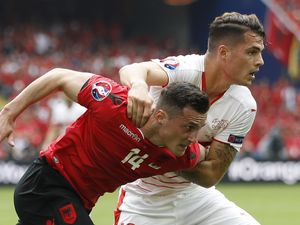Granit Menangi Perang Xhaka di Lens