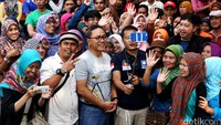 Zulkifli Hasan berselfie dengan para buruh pabrik PT Bineatama Kayone Lestari Tasikmalaya.
