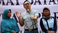 Zulkifli Hasan berdialog dengan buruh pabrik PT Bineatama Kayone Lestari, Tasikmalaya, Jawa Barat.