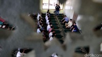 Zulkifli Hasan juga mengunjungi Masjid Fadlilatul Ulum Tasikmalaya dan berdialog dengan ulama setempat.