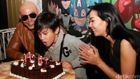 Deddy dan Kalina bersama-sama merayakan ulang tahun sang anak, Azkanio Nikola corbuzier yang ke-10 tahun. Pool/Gus Mun/detikFoto.