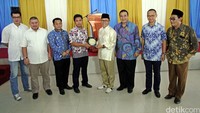 Zulkifli Hasan melakukan safari ramadan dengan didampingi Primus Yustisio (kiri), Mulfachri Harahap (dua dari kiri) dan PAN Eddy Soeparno (dua dari kanan).